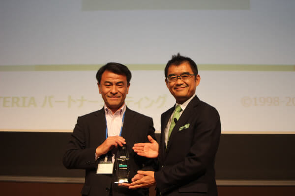 「 Partner of the Year 2014 」を受賞した日本電気（NEC）の菅沼 泰弘 産業営業本部長（左）と当社社長 平野 洋一郎（右）