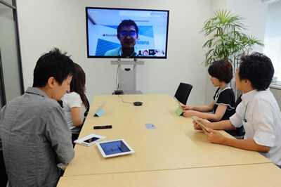 シンガポールの平野（社長）と東京の本社を繋いだ TV会議風景