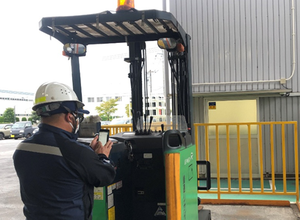 Image of a worker reporting a near miss incident at a factory