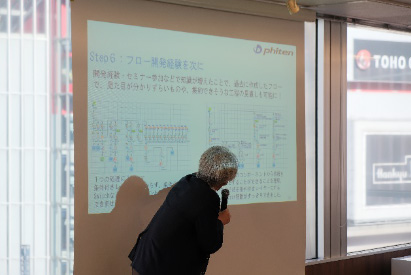説明をするファイテン 田口様