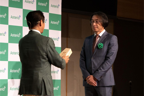 NECソリューションイノベータ山本様授賞の写真