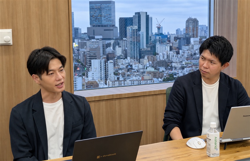 並んで話すアステリアの山脇宏夢とサイボウズの南崎健太郎氏