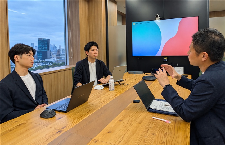 取材の様子。手前はアステリアの森慶輔